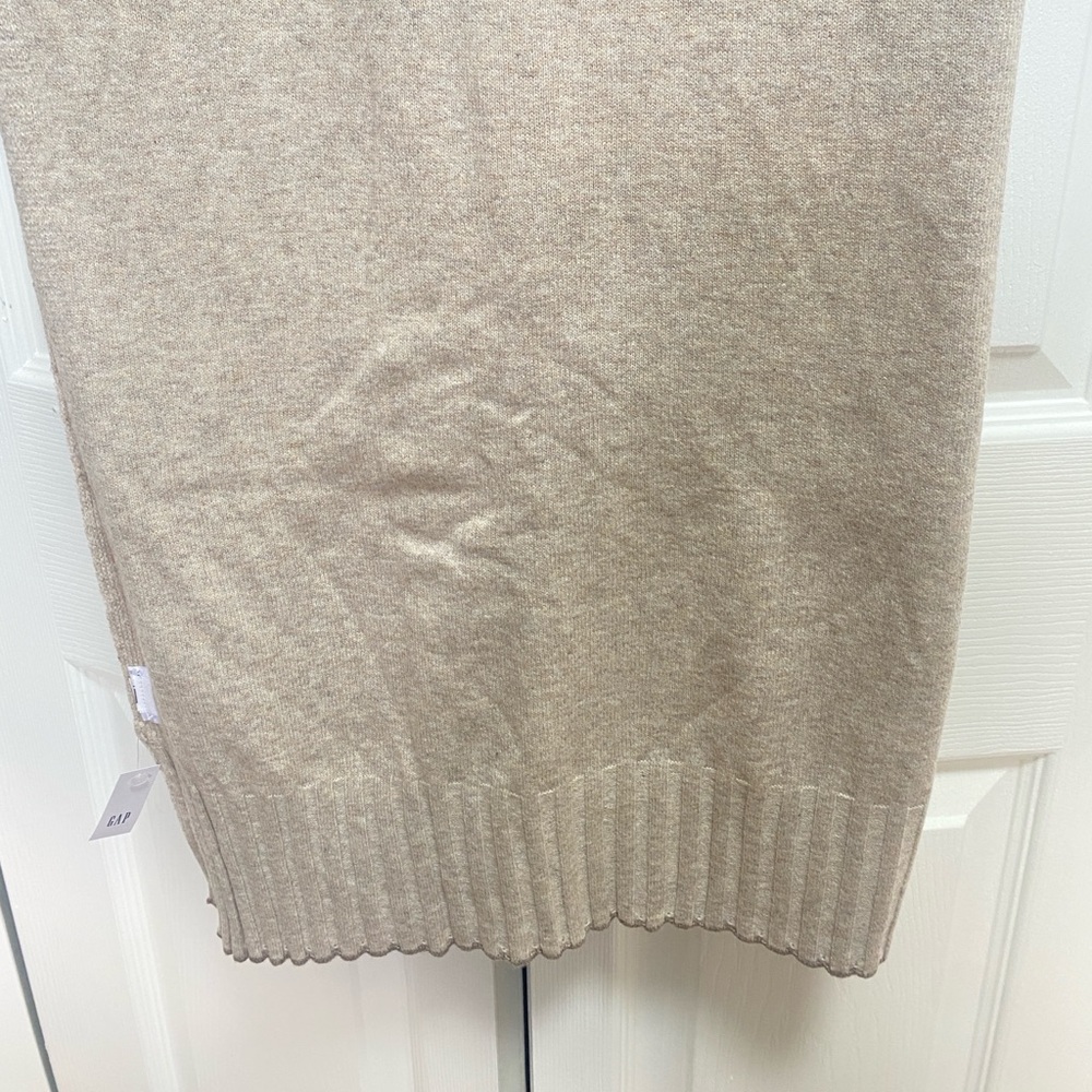 GAP Scarf  one Size, Color: Beige. - Picture 3 of 14